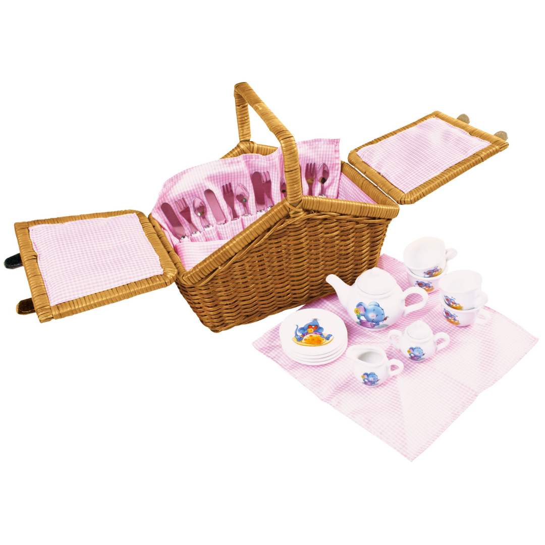 Conjunto de piquenique infantil com cesta de verga e acessórios de chá em rosa e branco.