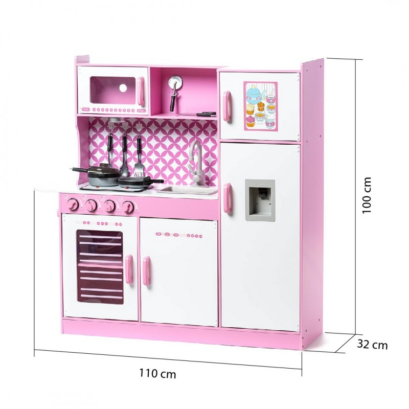 Cozinha de brincar rosa e branca com forno, micro-ondas, frigorífico e pormenores decorativos.