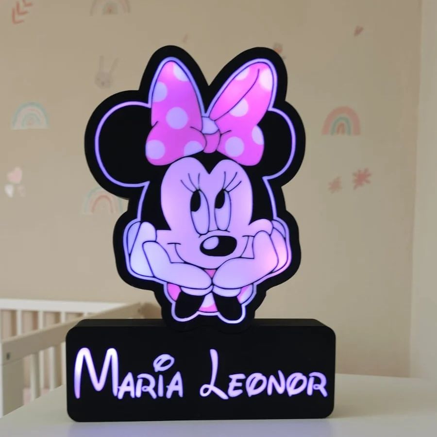 Luz decorativa Minnie Mouse com nome María Leonor em base preta