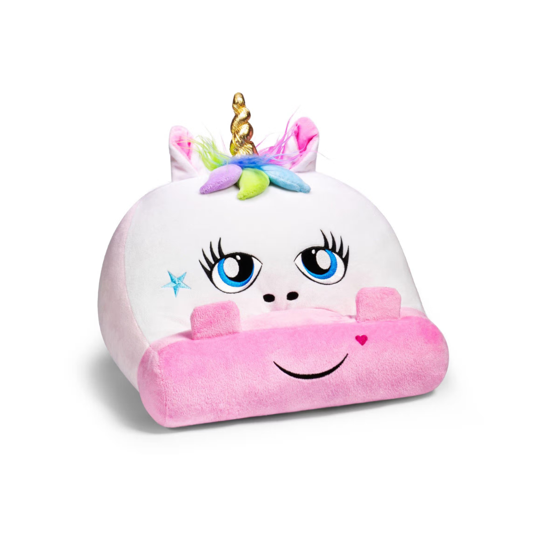 Travesseiro de pelúcia em forma de unicórnio com chifre dourado e olhos grandes azuis