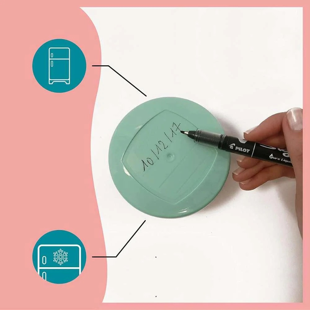 Prato plástico verde com escrita a caneta preta e fundo branco com gráficos de frigorífico