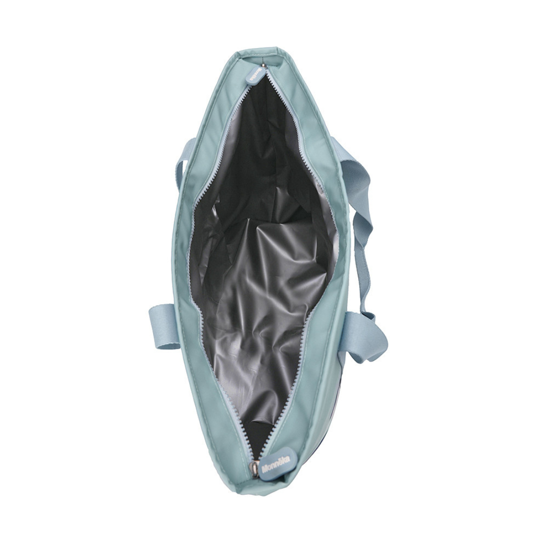 Saco de transporte azul claro aberto com interior preto e fecho branco