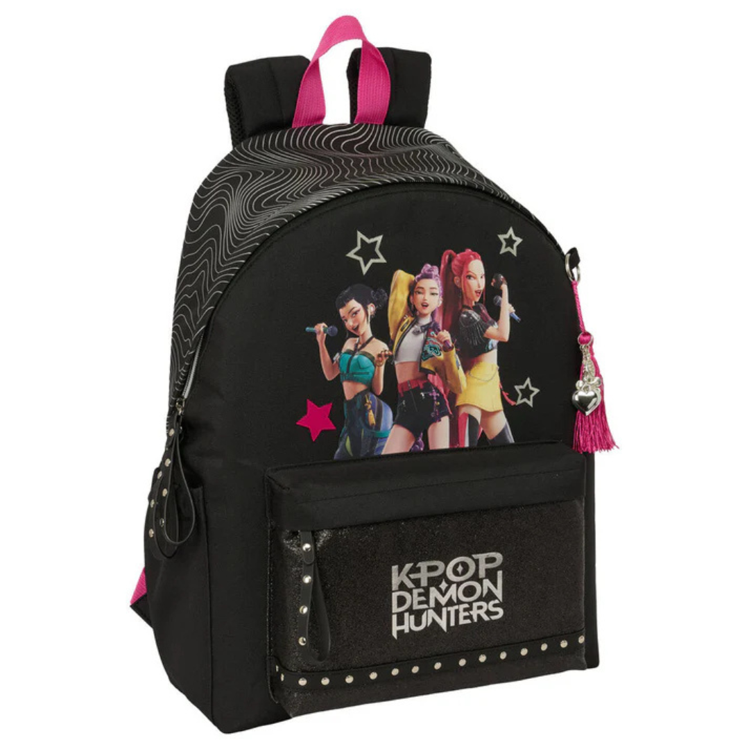Mochila preta com personagens femininas e texto K-POP DEMON HUNTERS
