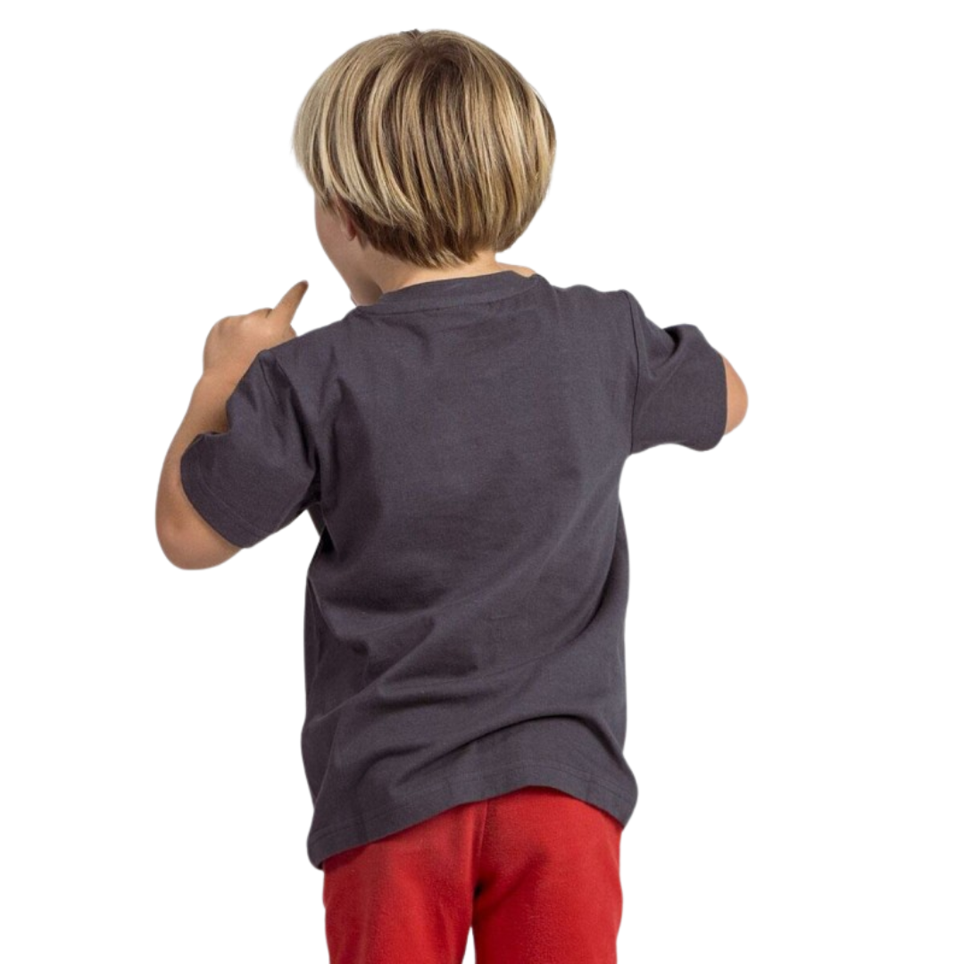 criança com t-shirt cinzenta e calças vermelhas vista de costas