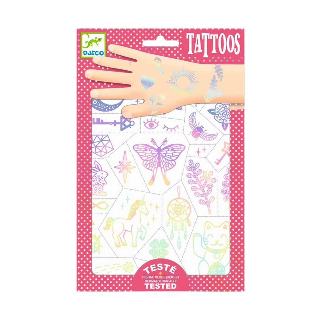 Pacote de tatuagens temporárias coloridas com diversos desenhos em fundo rosa com pontos brancos