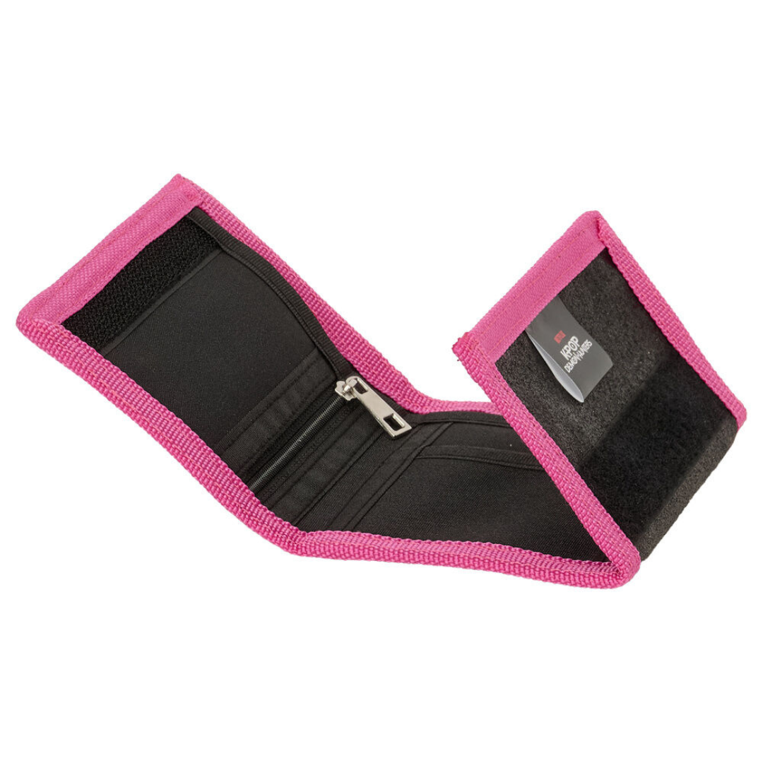 Carteira preta com bordas cor de rosa e fecho de velcro aberta