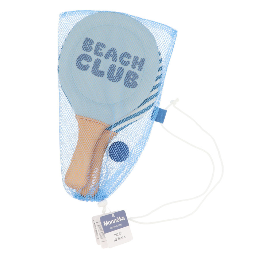 Conjunto de palas de praia azuis e bola em saco de rede azul