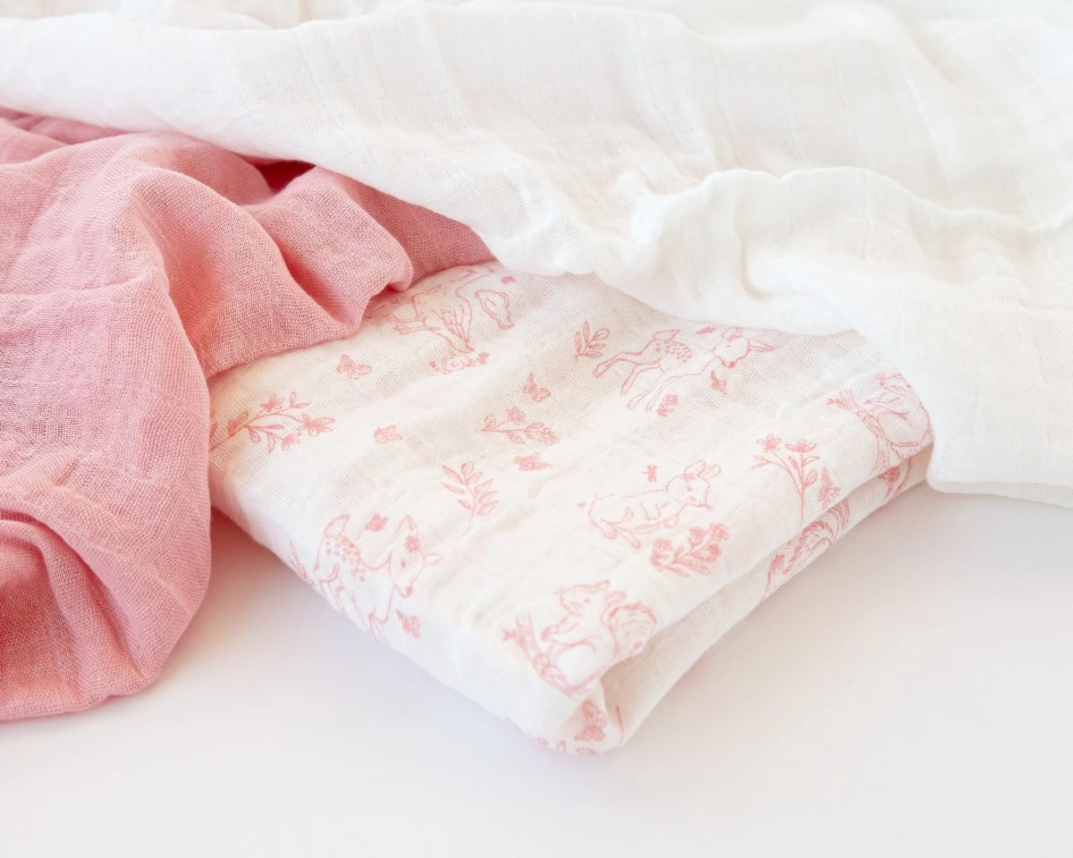 Tecido suave rosa e branco com padrão de animais e flores