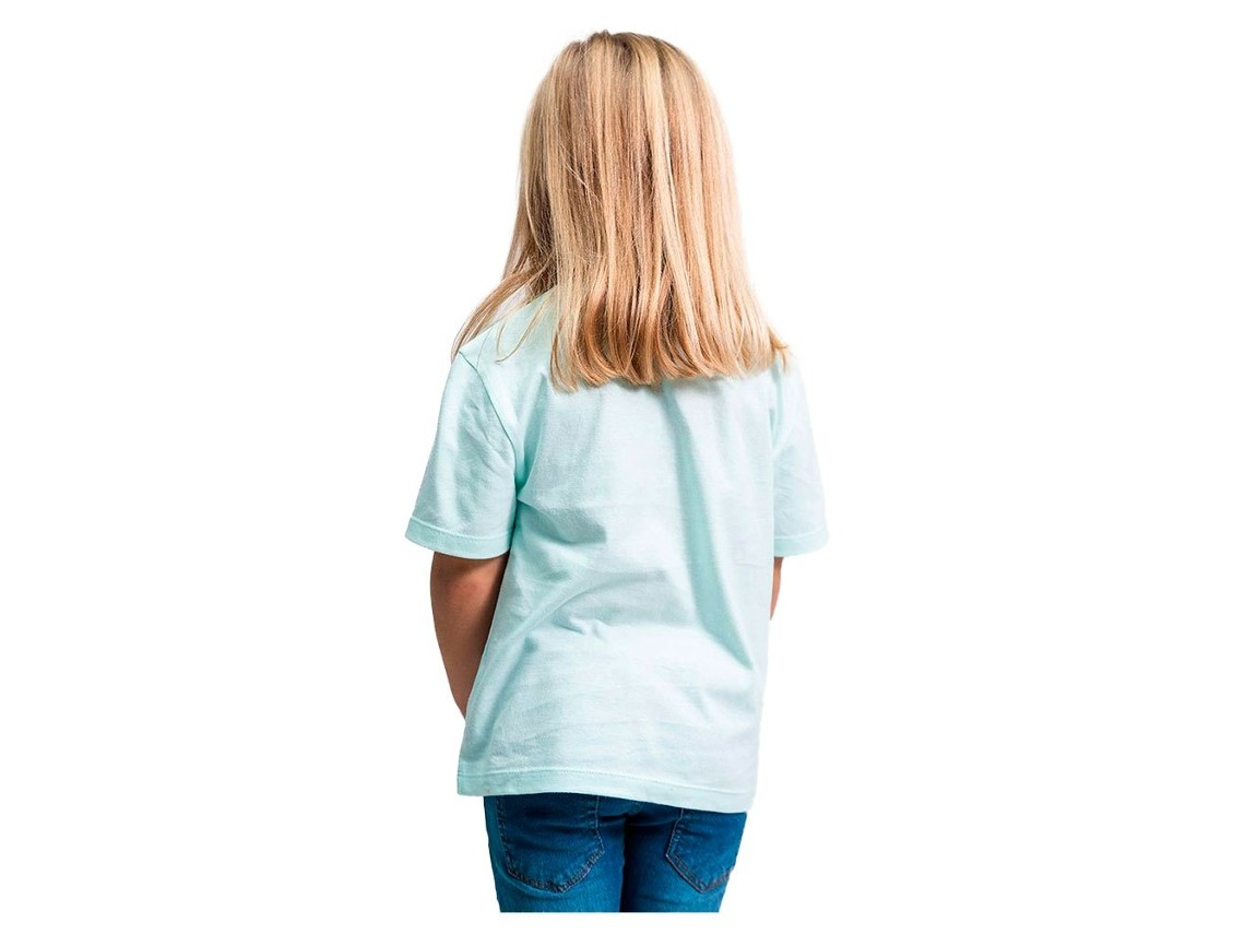 Camiseta azul clara de criança vista de costas com calças de ganga