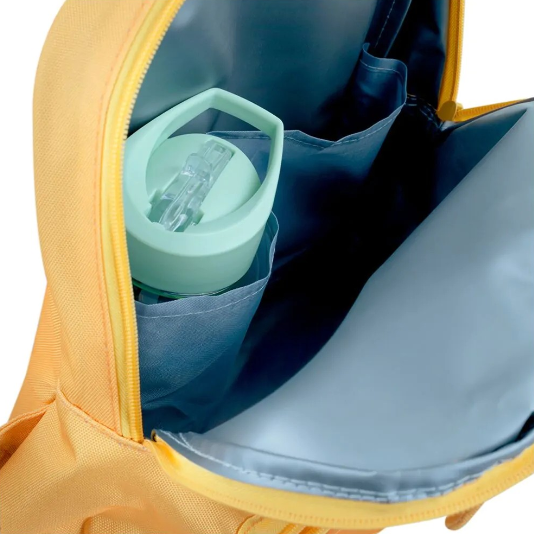 Mochila amarela aberta mostrando garrafa verde clara no interior