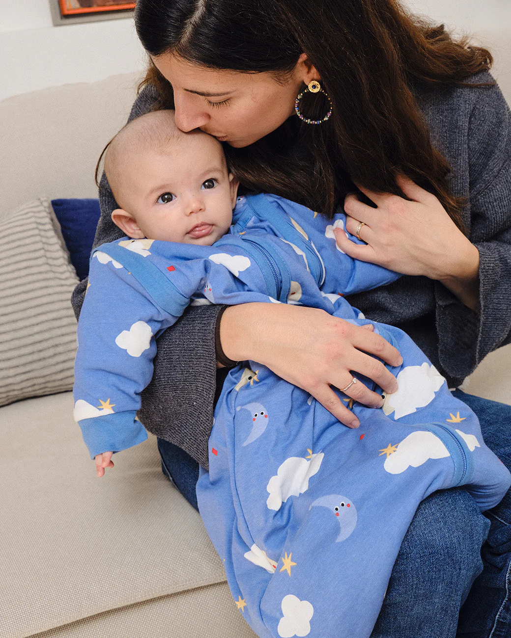 Pijama azul de bebé com padrão de nuvens, estrelas e luas