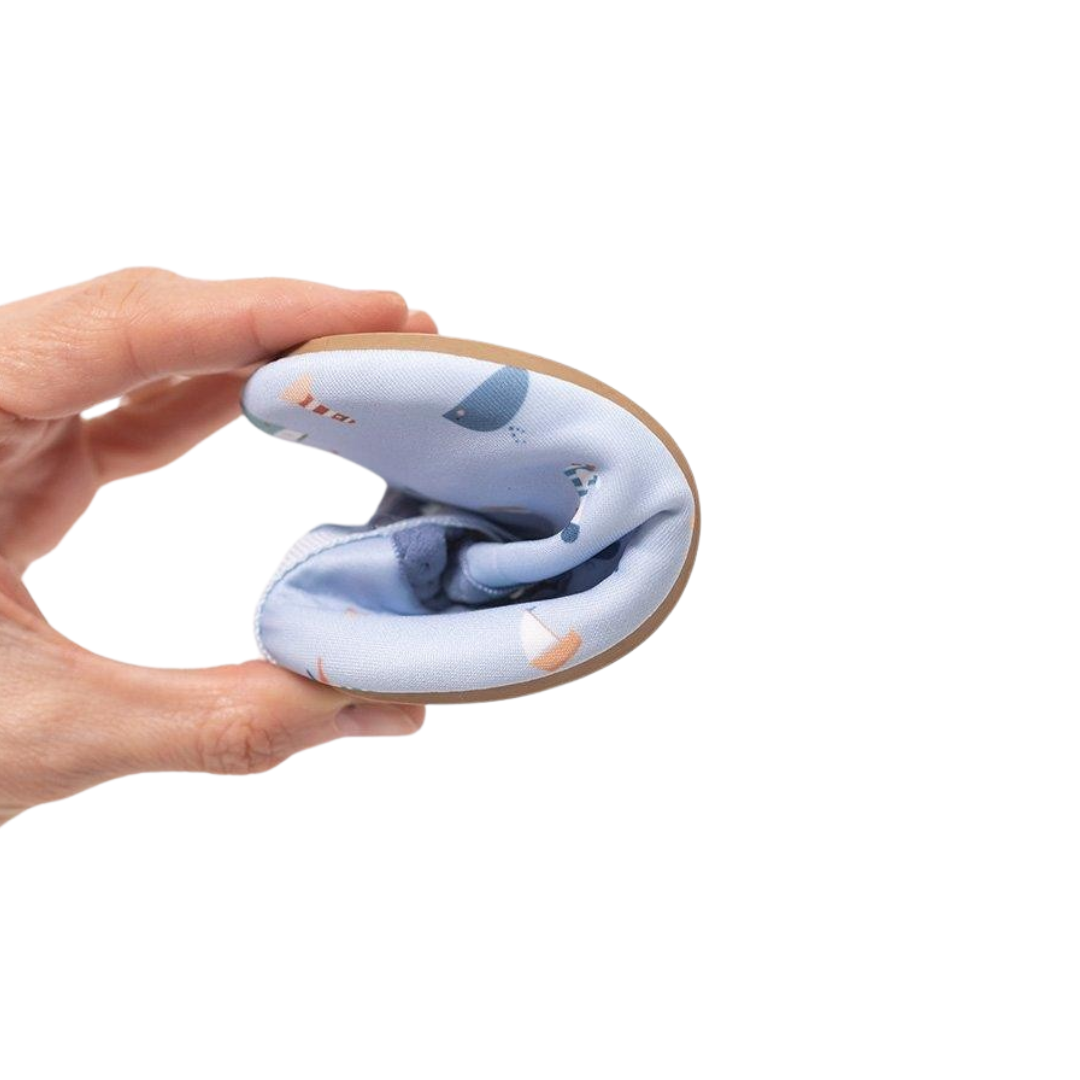 Sapata azul claro dobrada à mão com padrão de animais