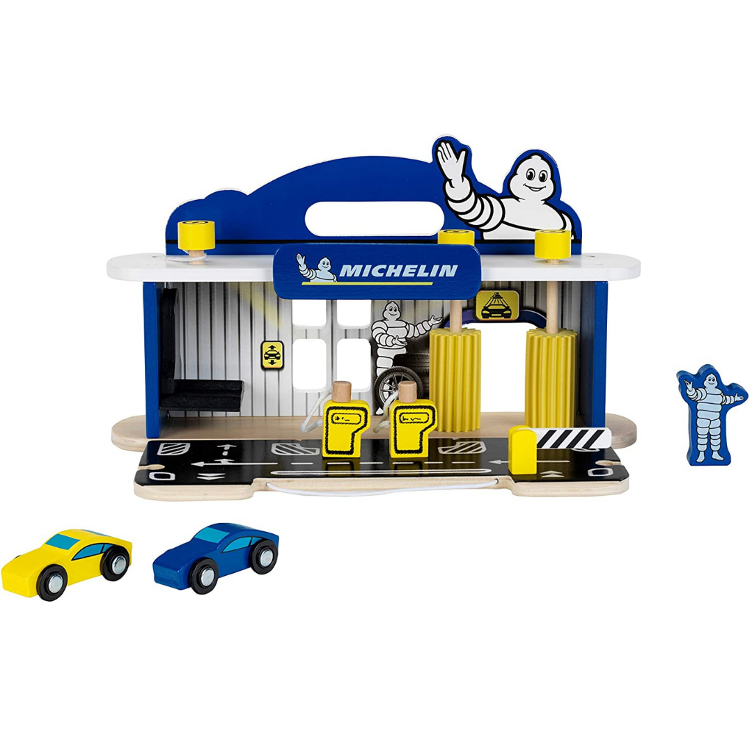 Posto de combustível de brinquedo em madeira com dois carros e boneco Michelin