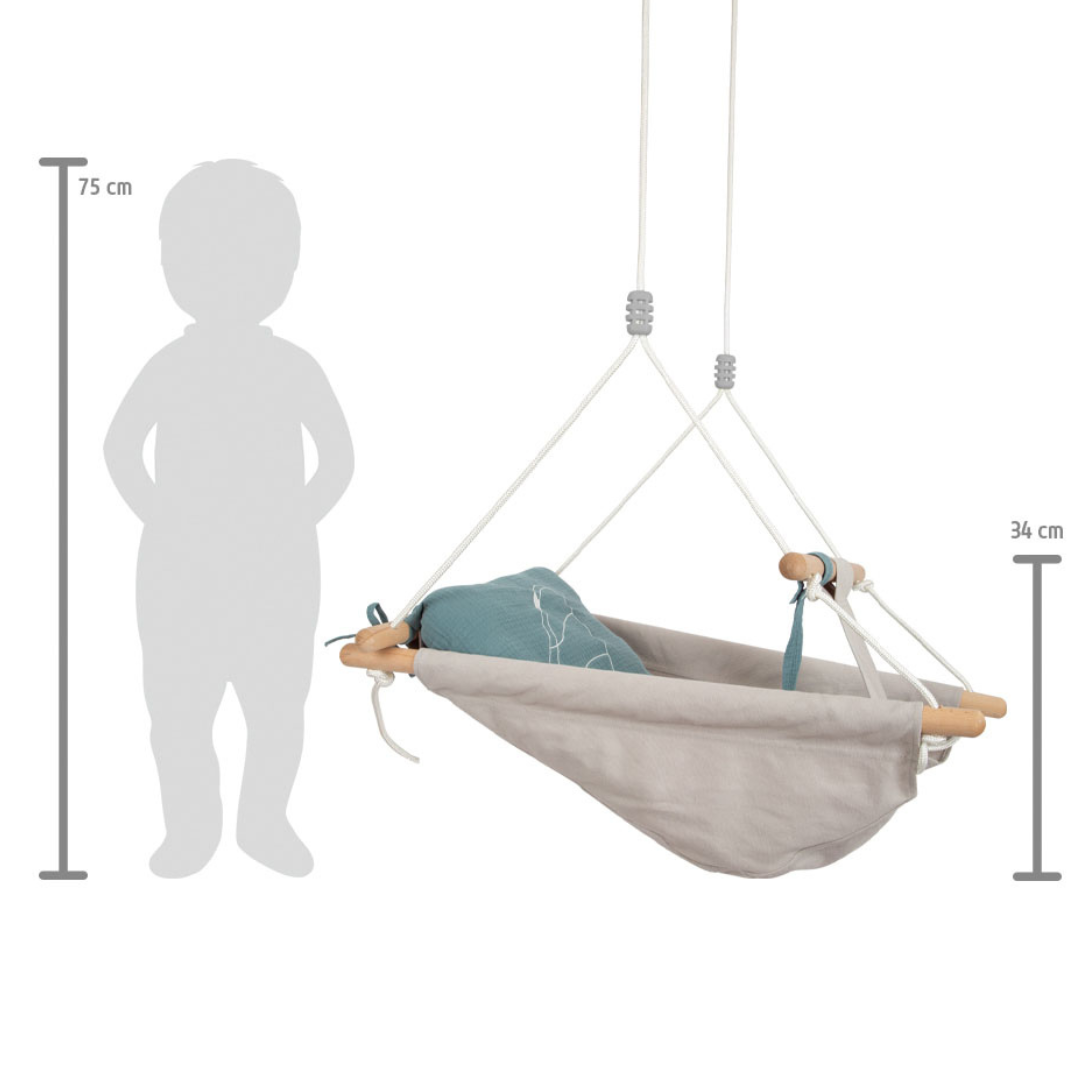 Cama suspensa para criança cinza com almofada azul e varões de madeira