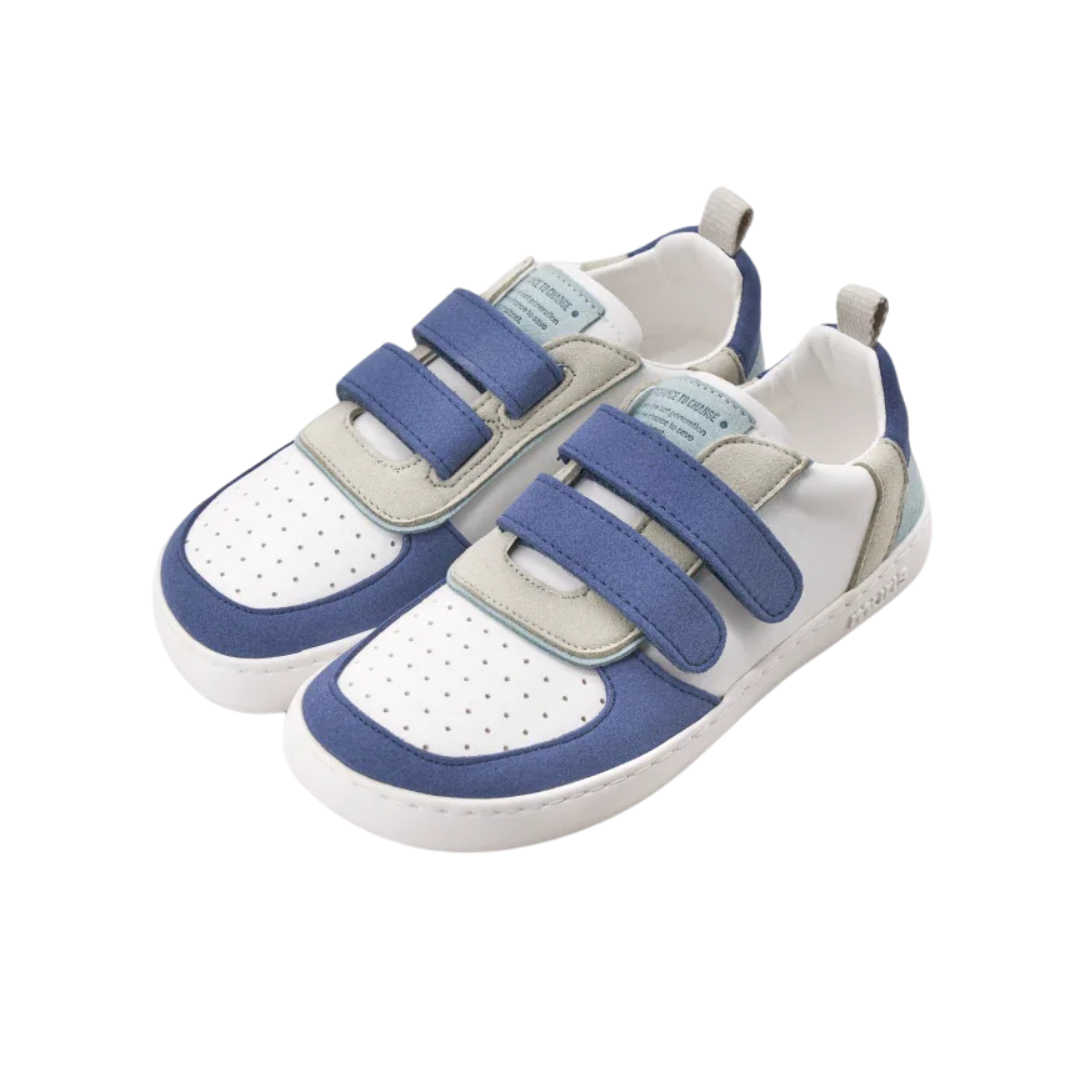 Sapatilhas infantis brancas e azuis com fecho de velcro
