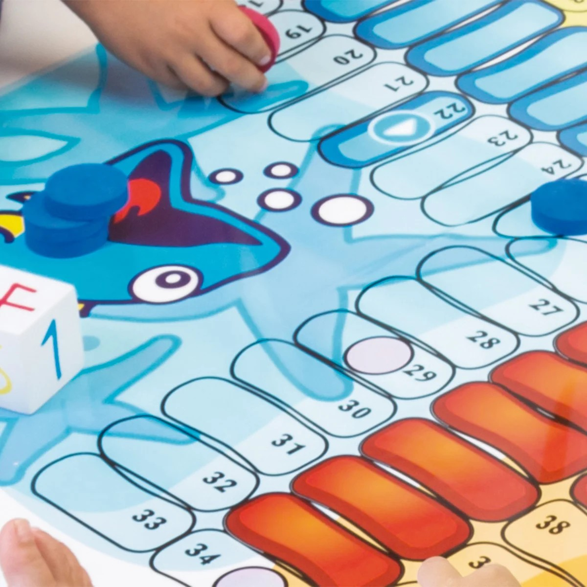 Tabuleiro de jogo infantil colorido com peças e dado