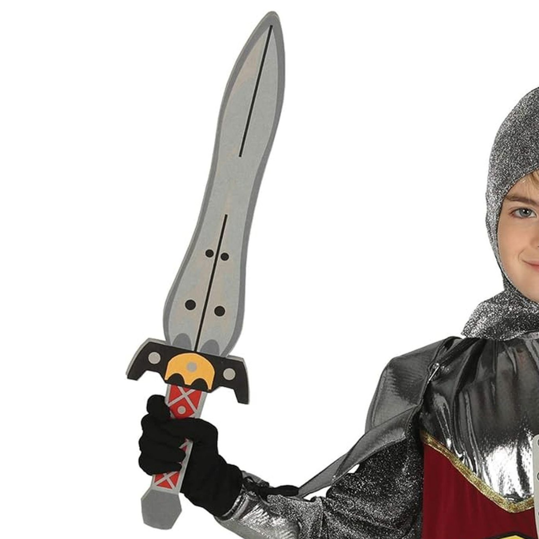 Espada de brinquedo cinza com detalhes coloridos segurada por criança vestida de cavaleiro