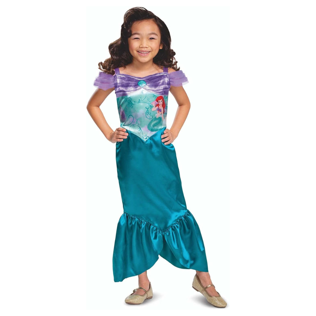 Menina a usar vestido de fantasia da Ariel com saia azul turquesa e top lilás e azul.