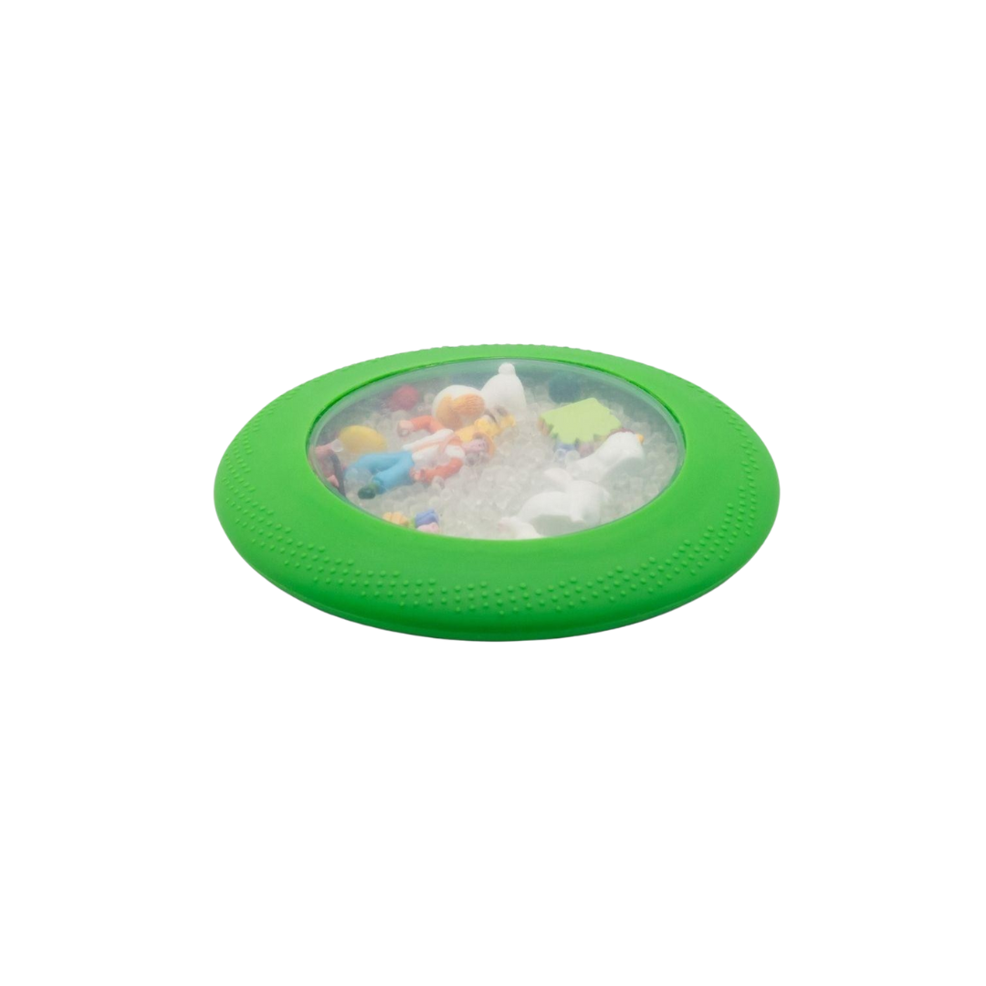 Disco voador verde com brinquedos visíveis no interior