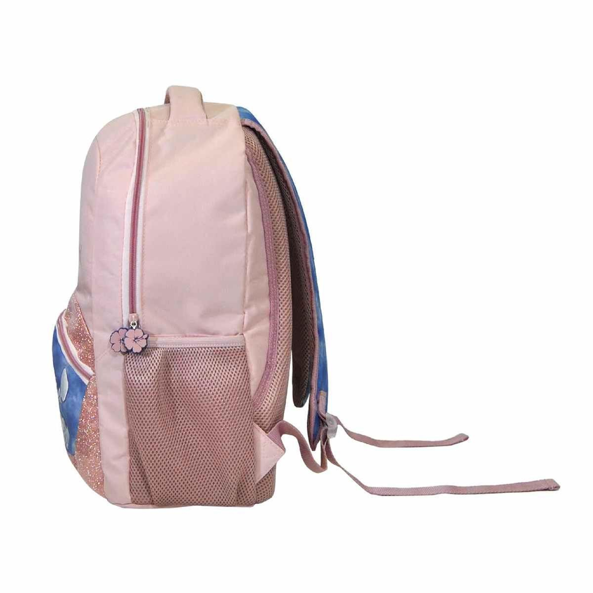 Mochila rosa com fecho de correr e pendente de flor vista de perfil