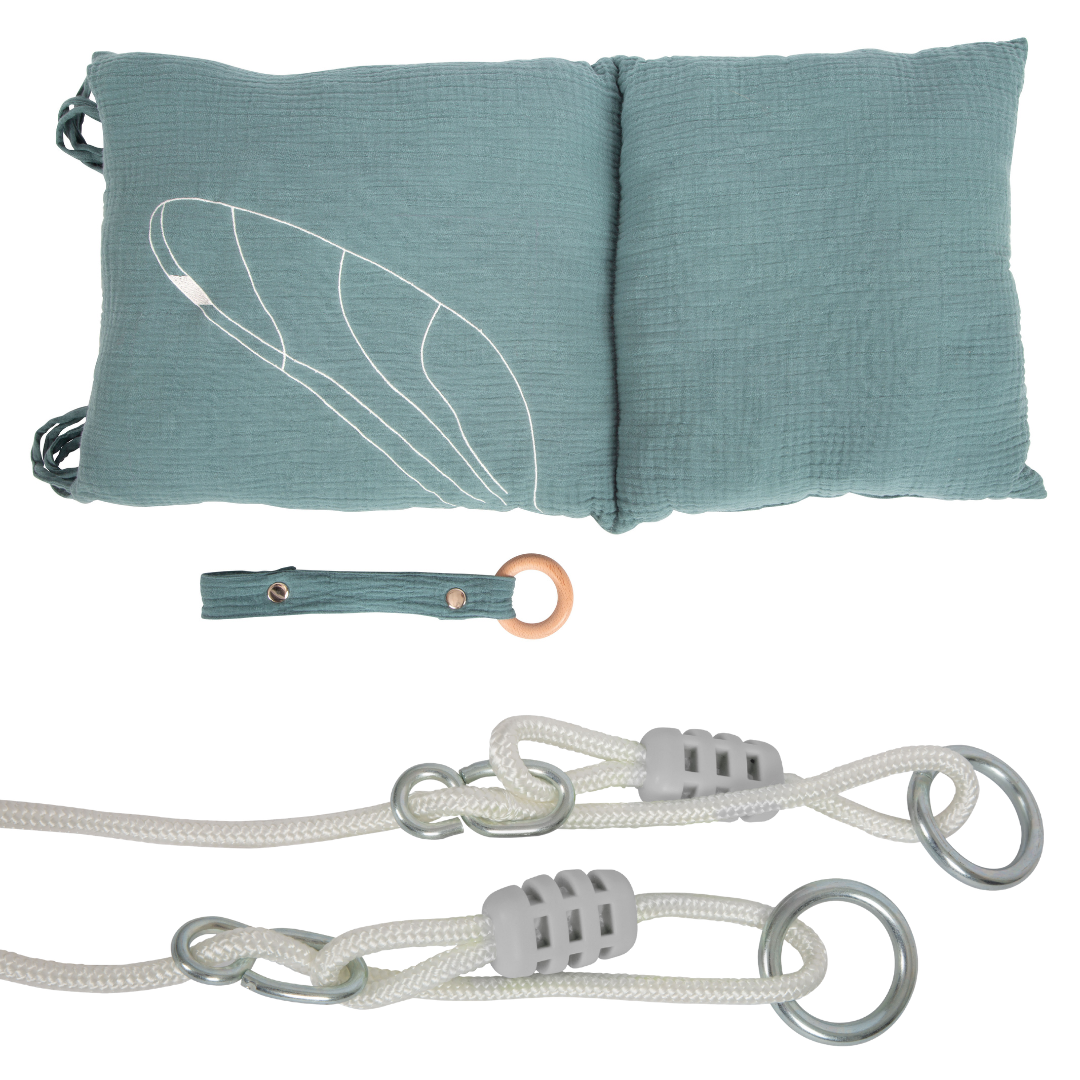 Almofadas verdes azulado com padrão e acessórios de corda e anéis