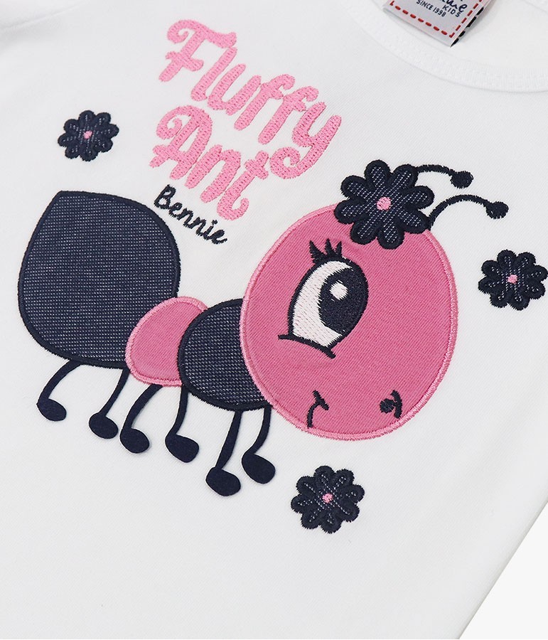 T-shirt branca com estampa de formiga rosa e preta e flores pretas