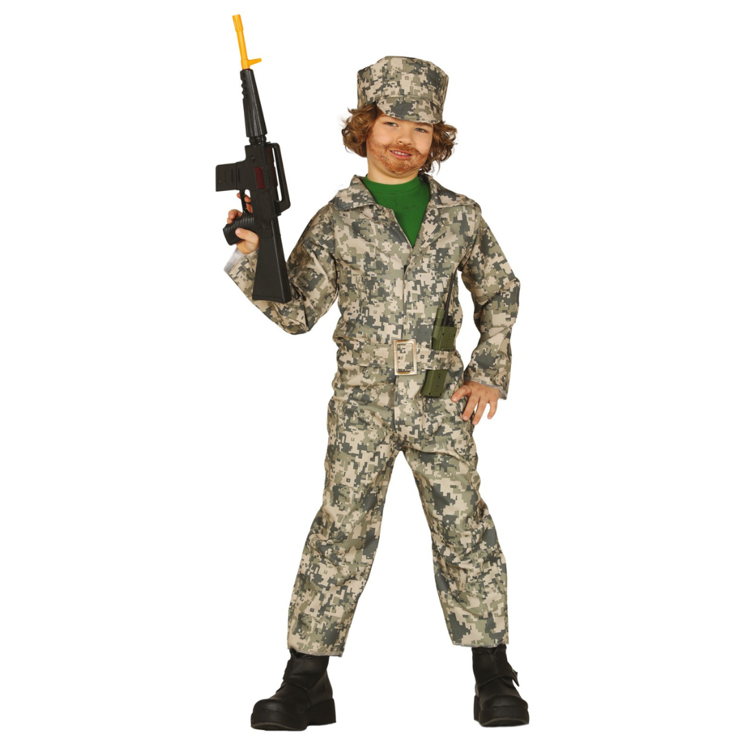 Criança vestida com fato de camuflagem digital segurando réplica de fuzil.