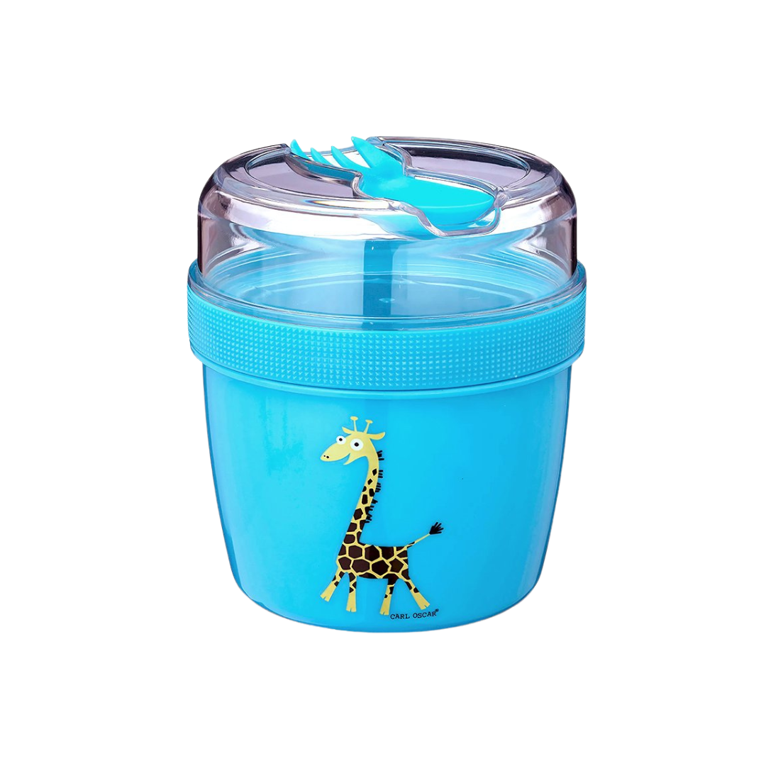 Recipiente azul com tampa transparente e garfo azul com ilustração de girafa