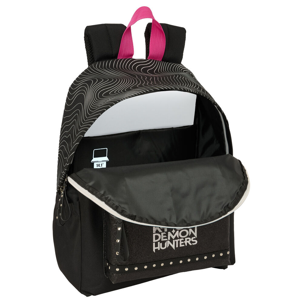 Mochila preta com padrão branco, alça rosa e bolso frontal com texto DEMON HUNTERS