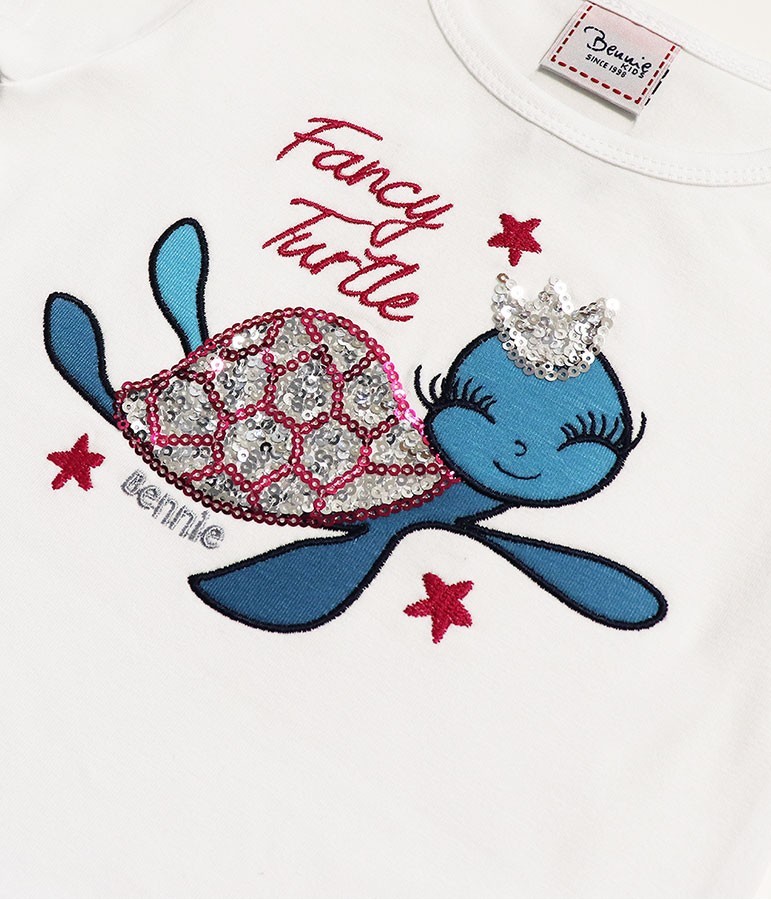 T-shirt branca com estampa de tartaruga azul com detalhes em lantejoulas e texto Fancy Turtle.