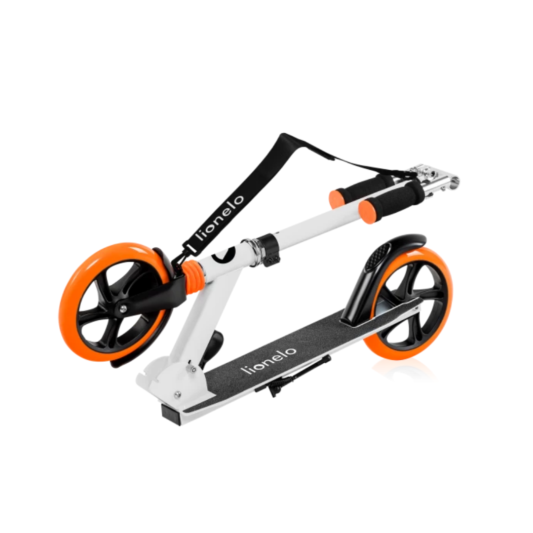 Trotinete dobrável branca com rodas laranja e preto e plataforma preta antiderrapante