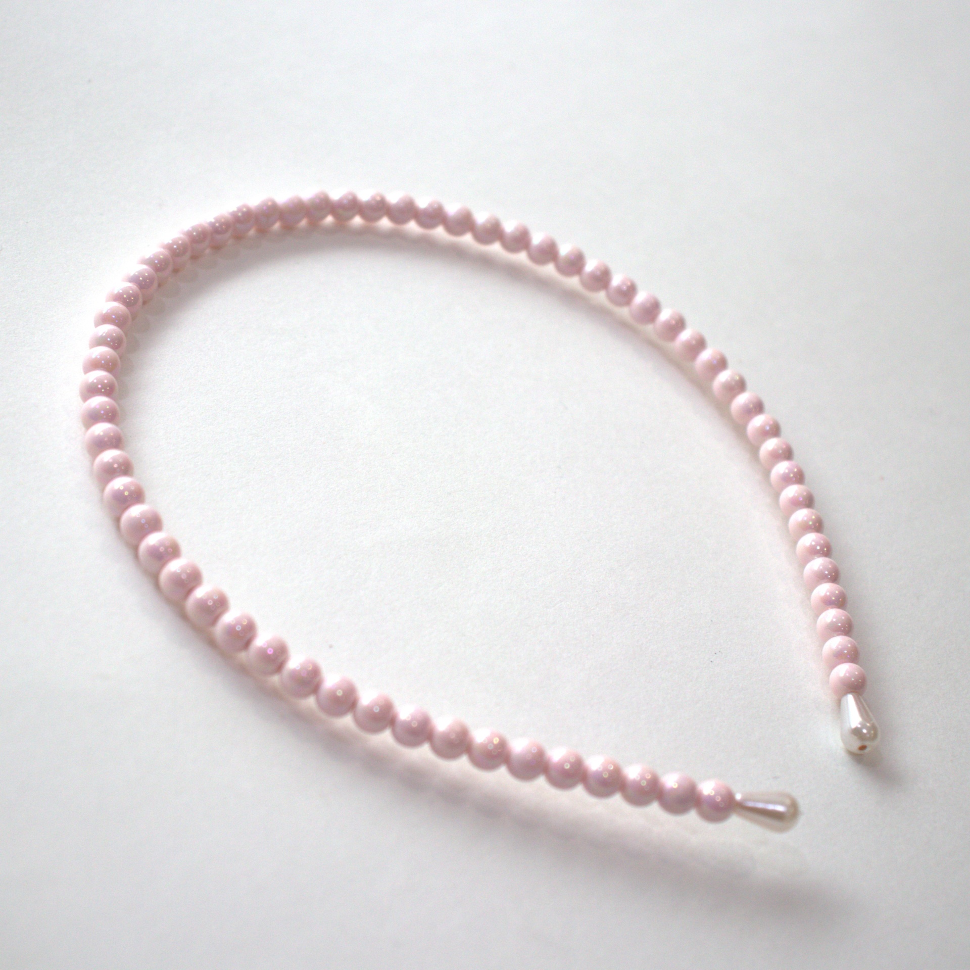 tiara de contas rosa com acabamento metálico