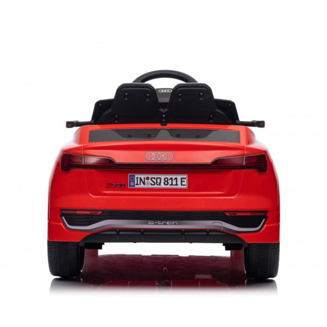 Carro eléctrico de brinquedo vermelho Audi visto de trás
