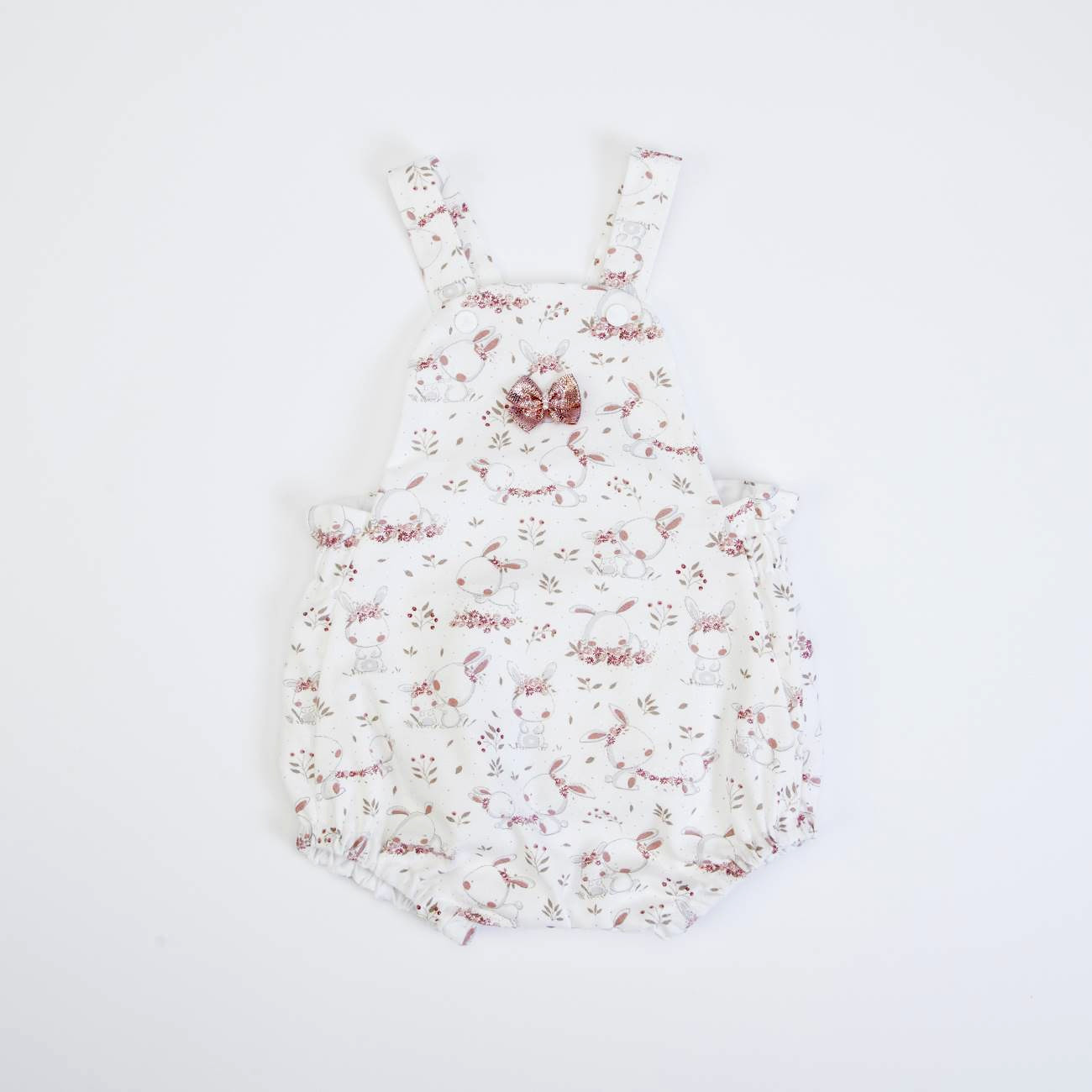 Roupa de bebé branca com padrão floral rosa e laço