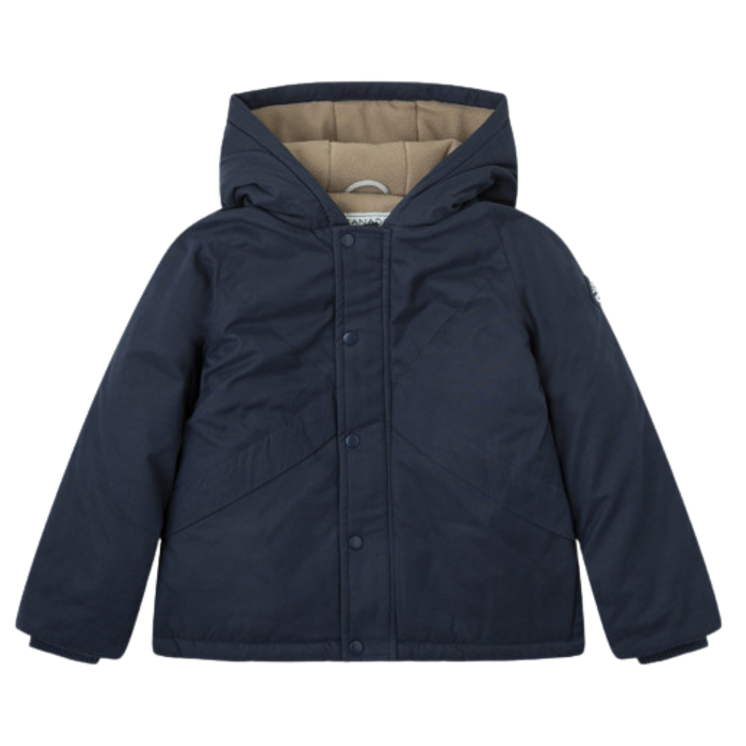 Casaco azul escuro com capuz forrado em bege.