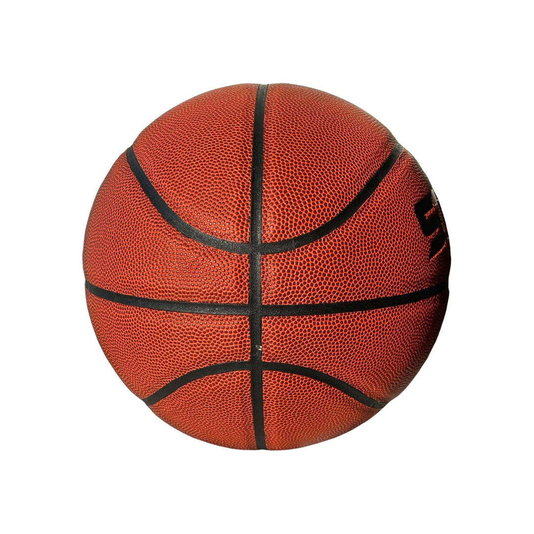 Bola de basquetebol castanha com linhas pretas