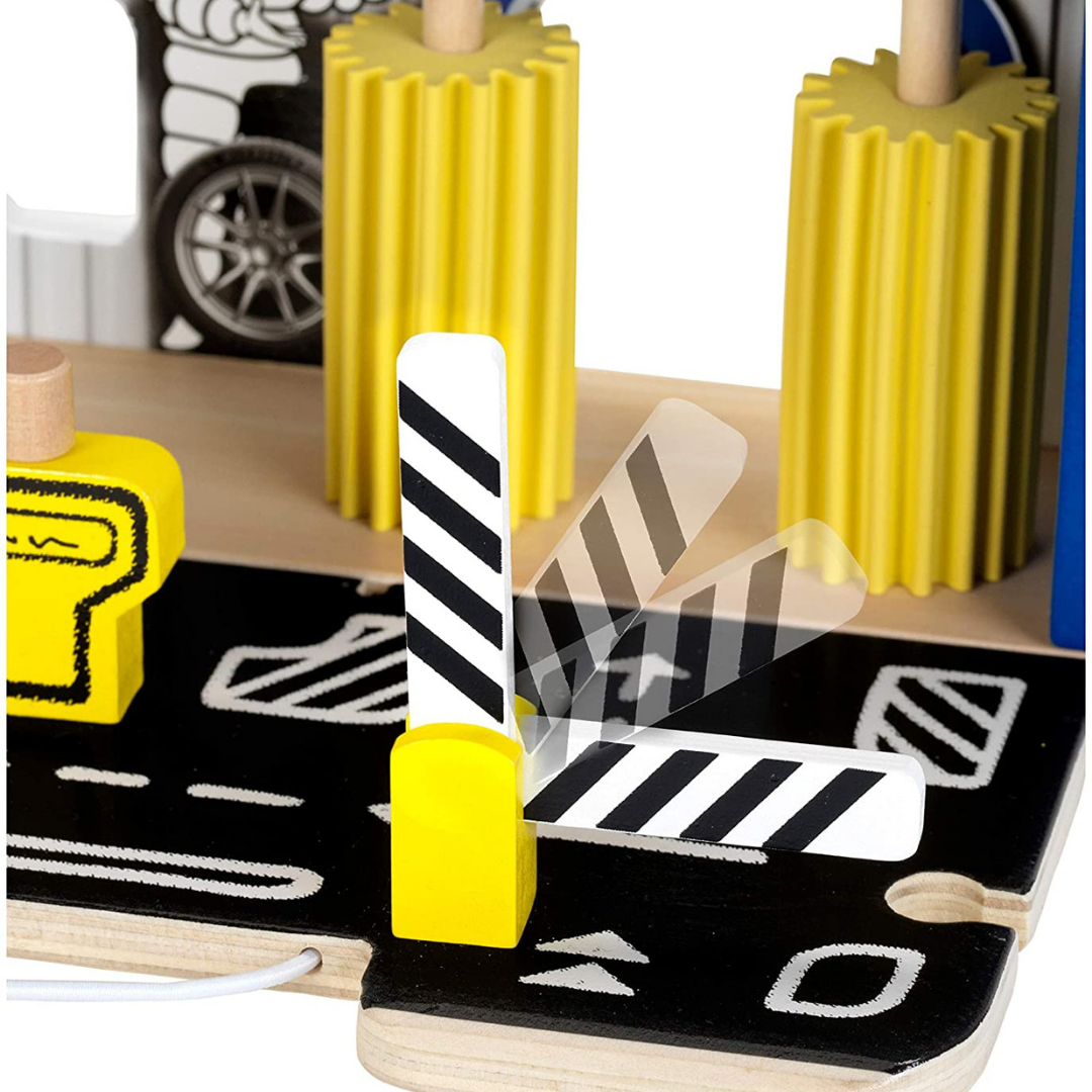 Sinal de trânsito de brinquedo em madeira com braços móveis em preto e branco sobre base preta com desenhos brancos