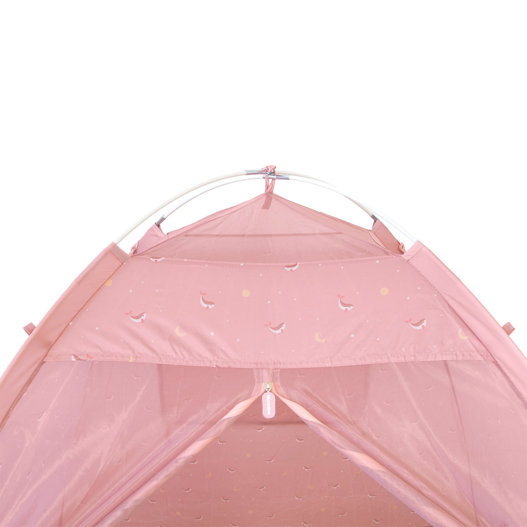 Tenda infantil rosa com padrões de luas e peixes
