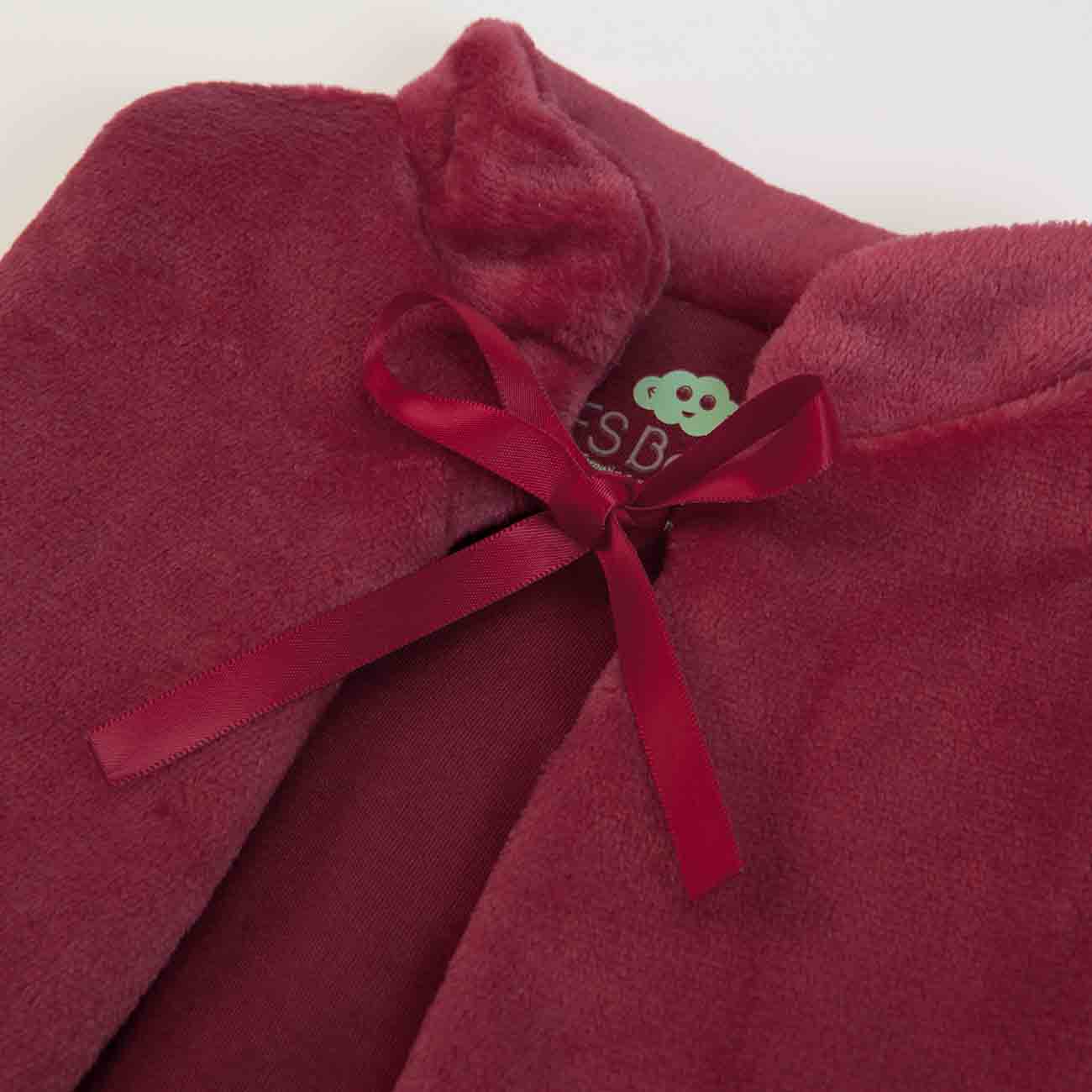 Casaco vermelho felpudo com fita de cetim no pescoço e logótipo interior
