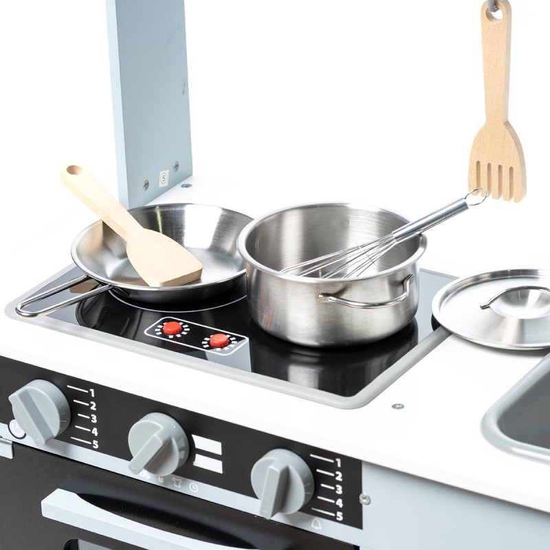 Brinquedos de cozinha incluindo fogão, frigideira, panela, utensílios de madeira e batedor de metal