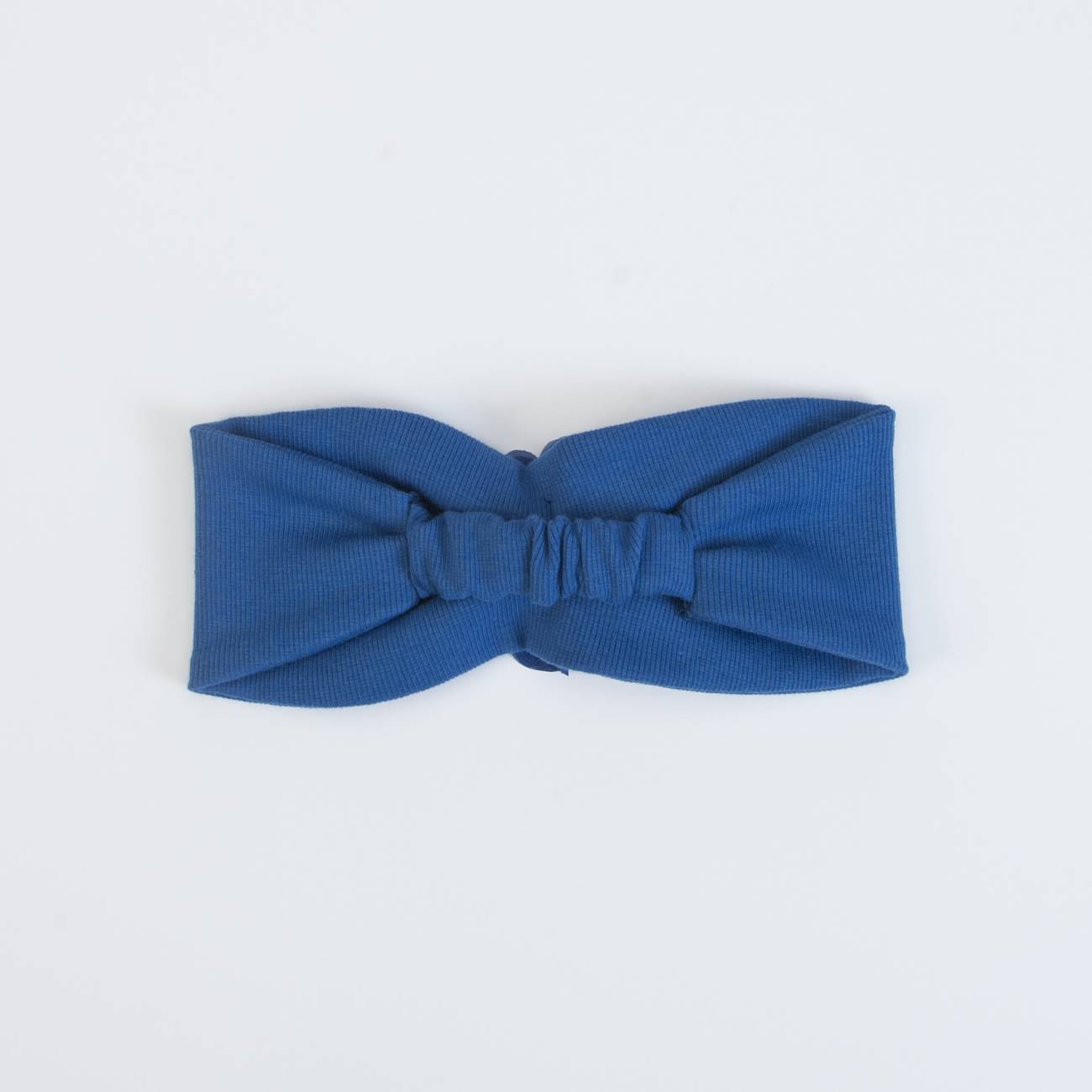 Faixa de cabelo elástica azul em fundo branco