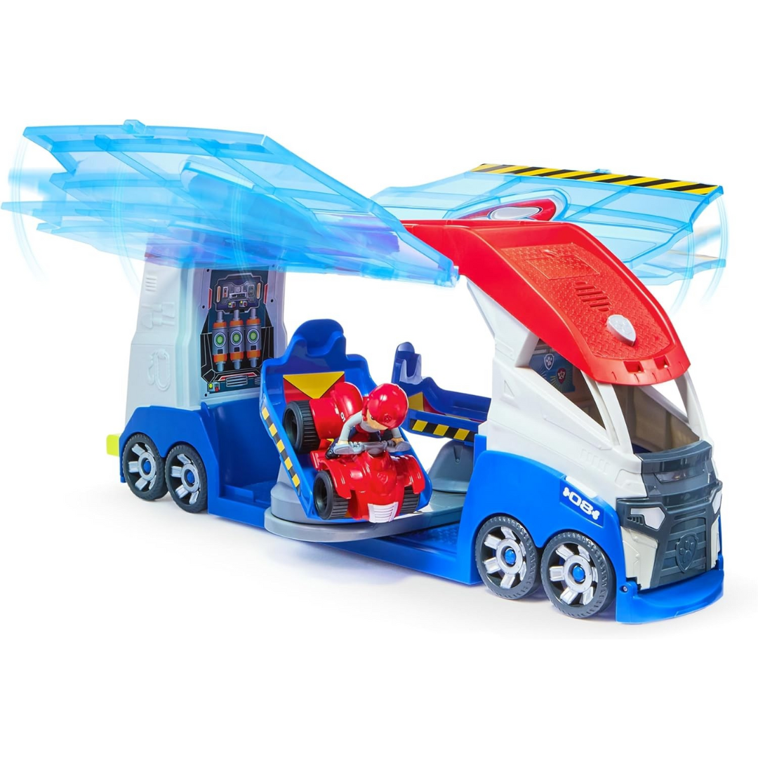 Carrinha de brinquedo azul, branca e vermelha com carro de corrida vermelho no interior