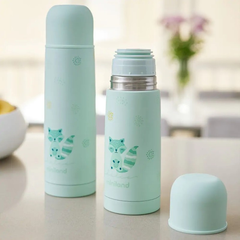 garrafa térmica azul clara com ilustração de raposa e tampa removível