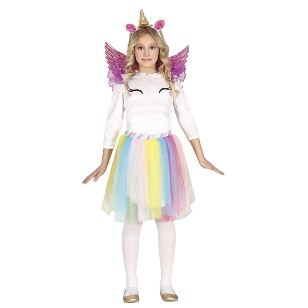 Menina com fato de unicórnio colorido com saia de tule e asas roxas