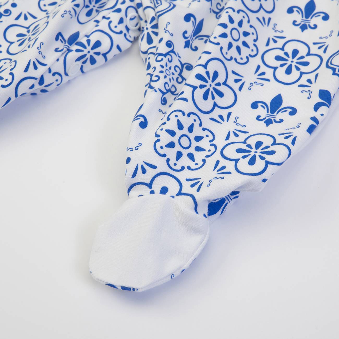 Pano de cozinha branco com padrão azul e canto branco reforçado