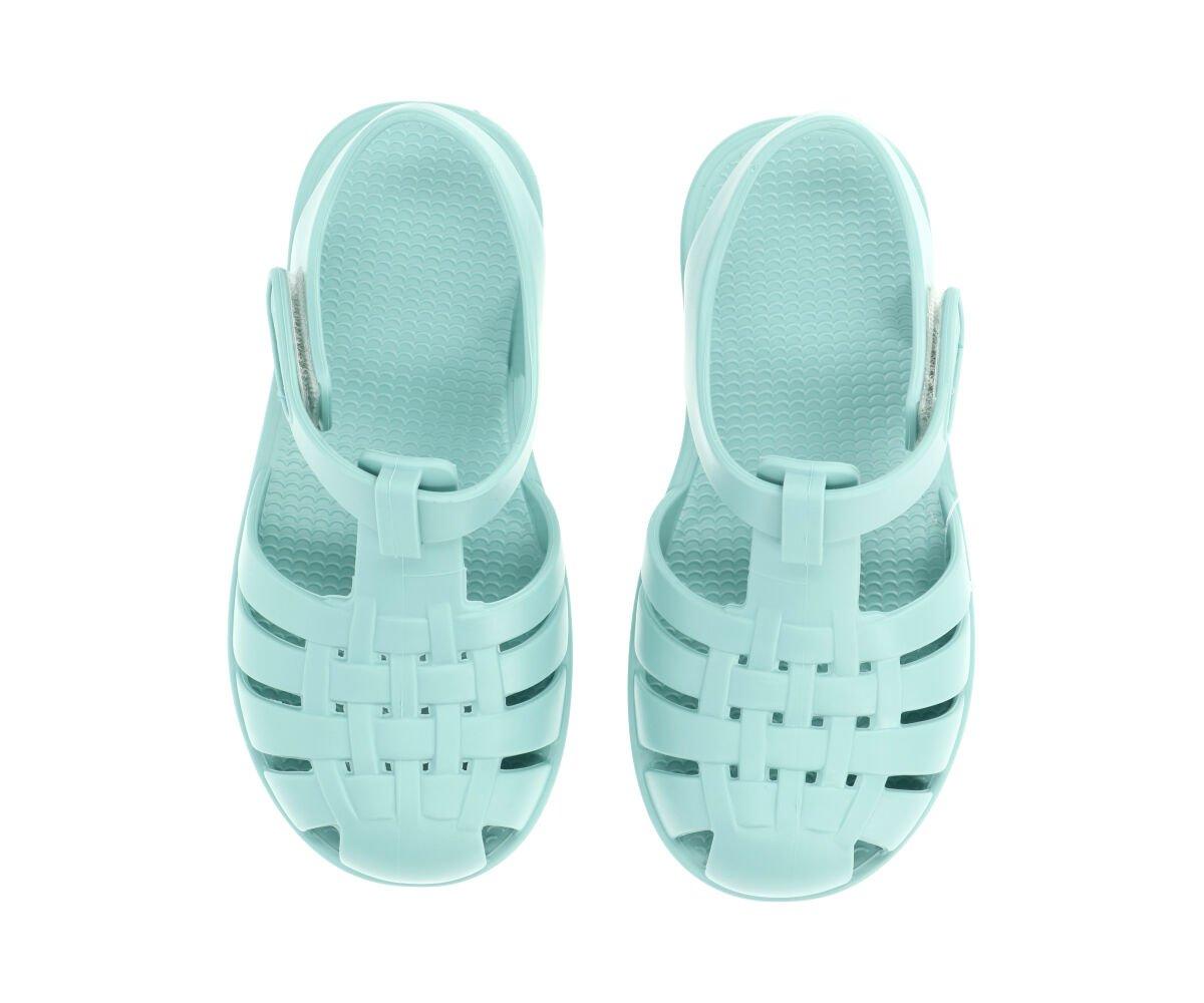 Sandálias de plástico azul claro com tiras entrelaçadas