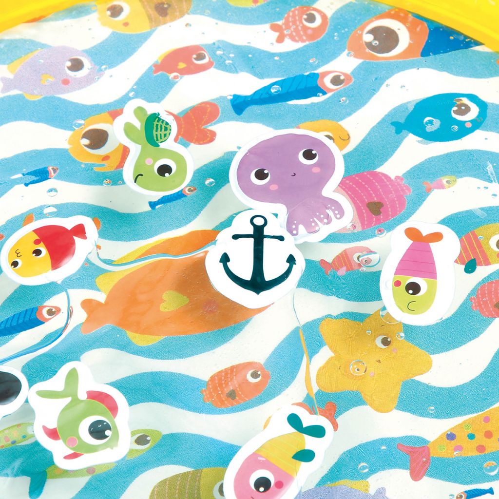 Brinquedo infantil com figuras marinhas coloridas sobre fundo azul com ondas brancas