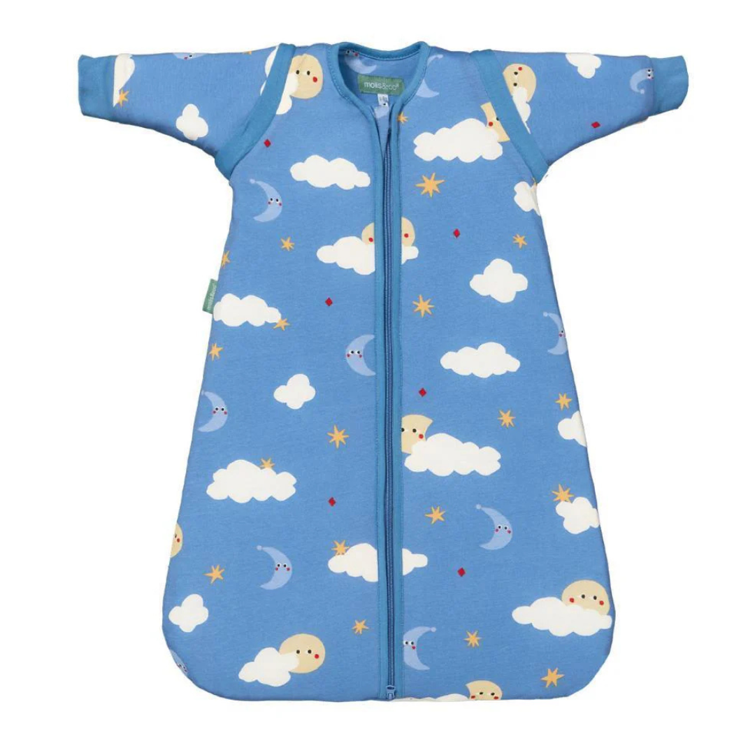 Saco de dormir para bebé azul com padrão de nuvens, luas e estrelas