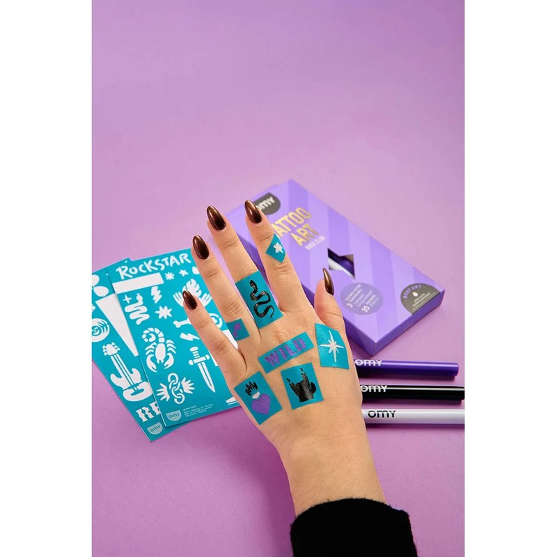 Mão com tatuagens temporárias azuis, cartazes de tatuagens ROCKSTAR e embalagem TATTOO ART sobre fundo roxo