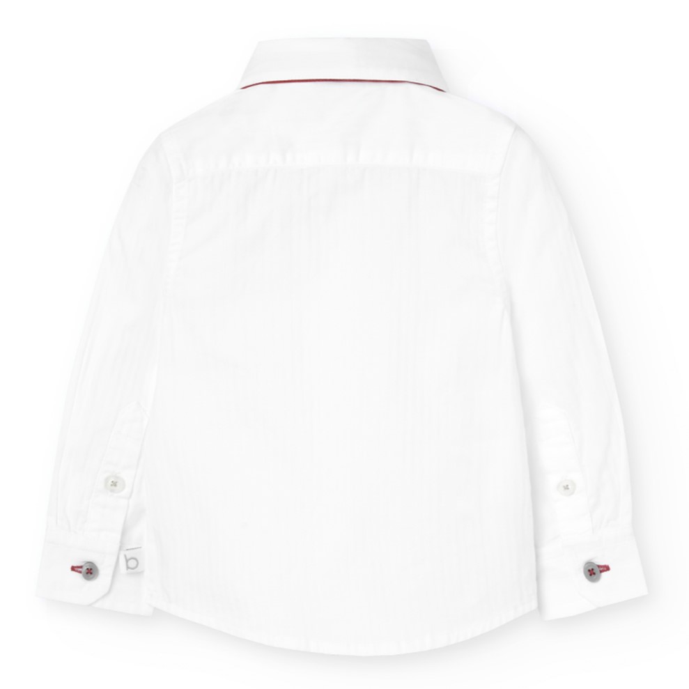 Camisa branca de criança vista de costas com botões nos punhos e detalhe vermelho